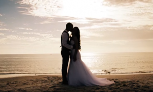 Couple_kissing_after_seashore_wedding